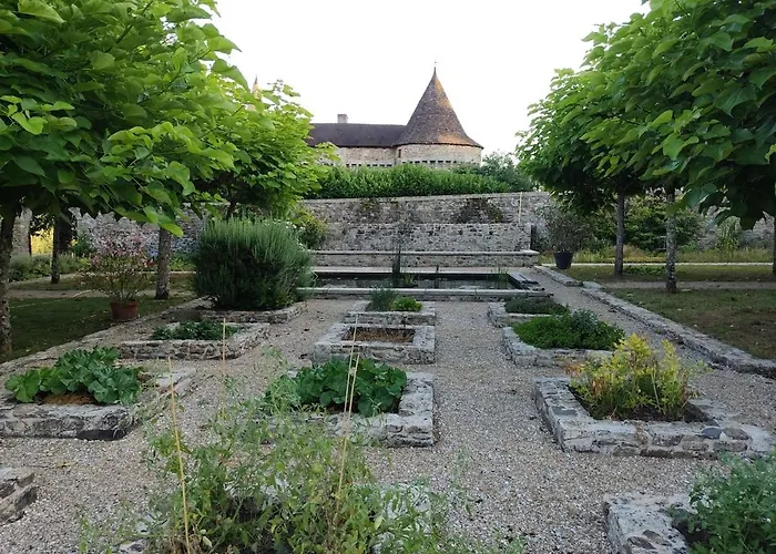 House With A Private Hot Tub And Medieval Garden بيت للعطل *